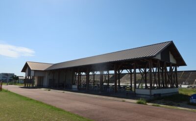 【公園】大型屋根休憩所の屋根裏に防鳥ネットを設置しました