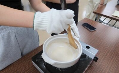 中村学園大学フード・マネジメント学科のみなさんが「塩づくり体験」に挑戦！